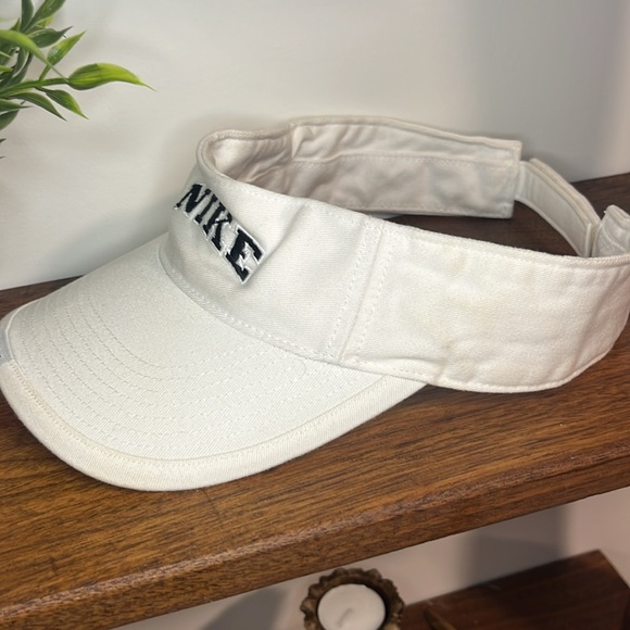 Adults Nike Golf visor - Picture 2 of 4